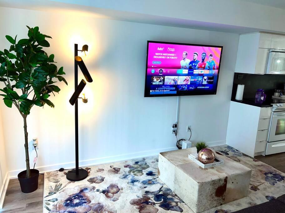 Luxurious Condo In The Center Of Downtown Toronto Exterior photo